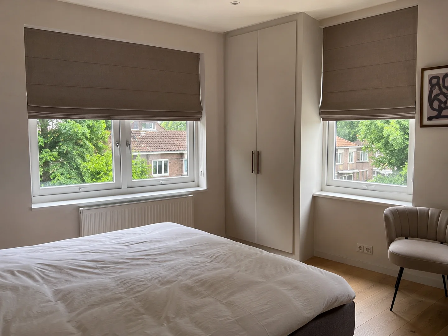 Zandkleurige verduisterende vouwgordijnen in een modern interieur